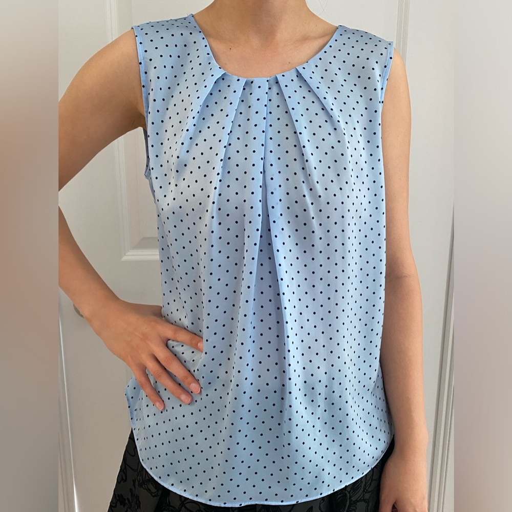 NWOT Cute Polka dot Blouse. - Picture 5 of 9